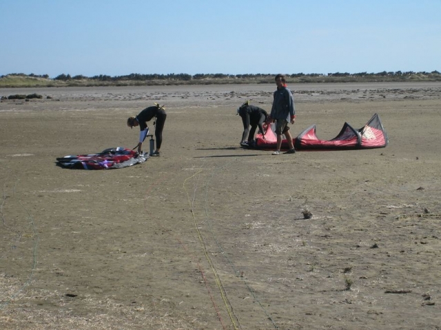  海滩上的第一次风筝冲浪 
